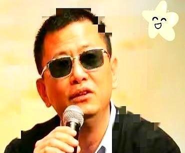 王家卫不给台词，但给你整个时代。刘德华走了一百遍街，只为那盏灯下的影子。