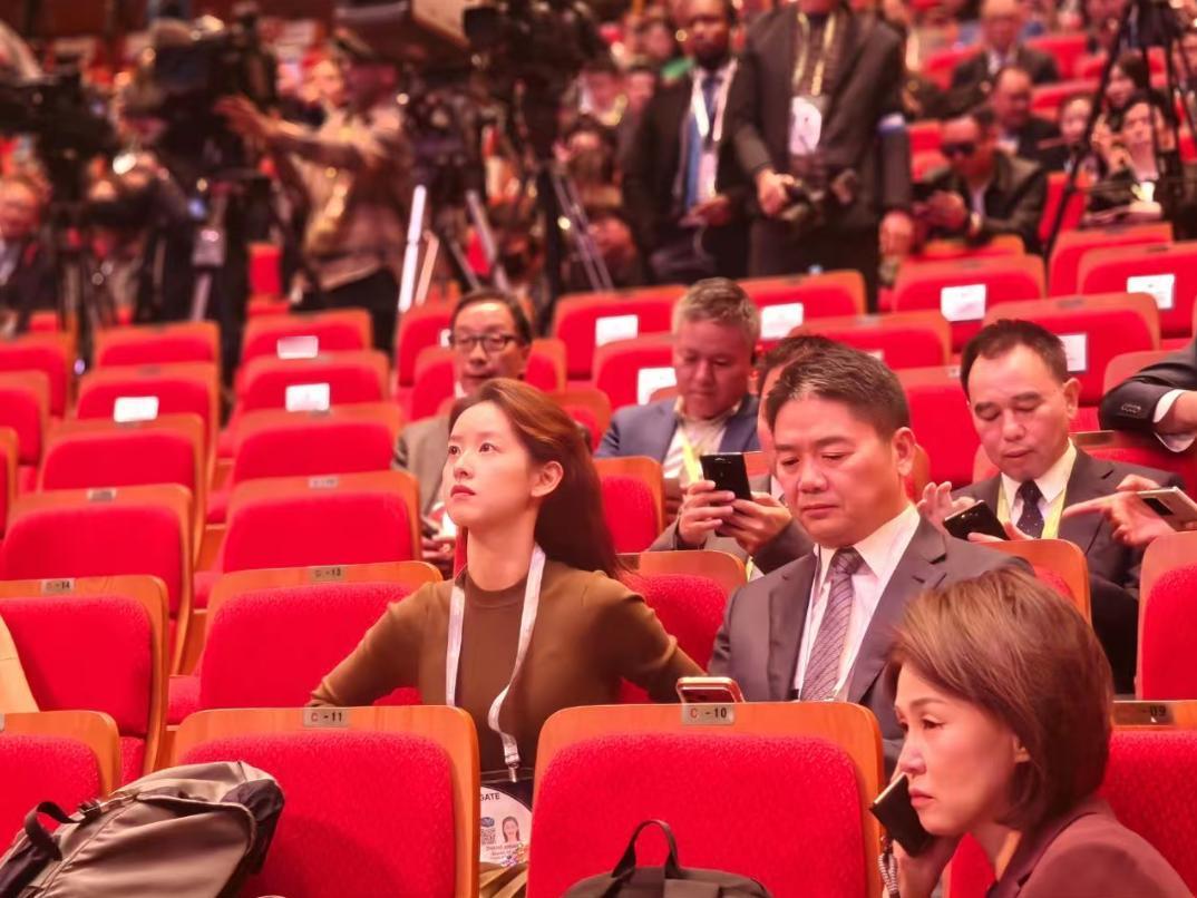 不要老盯着刘强东小心翼翼挽章泽天的胳膊看了，人家是参加国际会议相关活动，又不是走