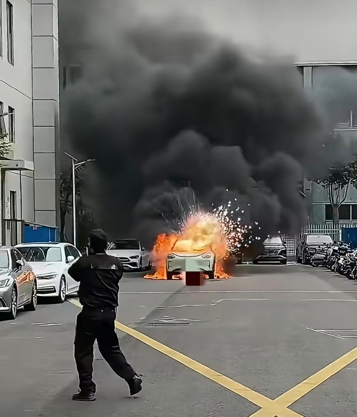 现在某些新能源汽车确实还是会爆炸的,还是能量密度太高了!不管是什么原因引起的起火