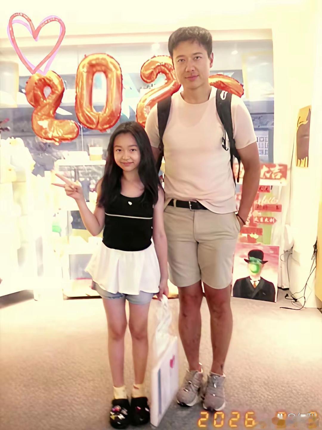高云翔带女儿在天津画画，小酒窝真漂亮！小酒窝很像爸爸，长相、性格，身高，高云翔现