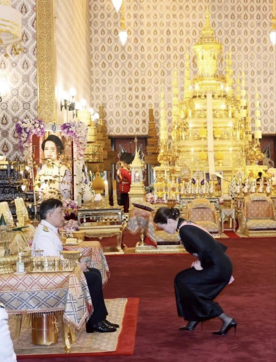 苏提达王后时刻遵守着王宫礼仪：近日，在悼念诗丽吉王太后50天祭日活动时，落座前，