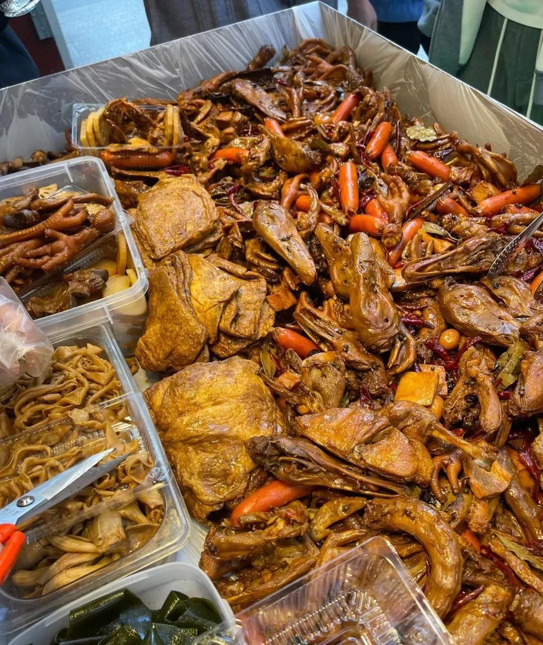 现在的卤菜真心吃不起，一斤卤鸡爪就要39元一斤，一斤就得那么11-12个，