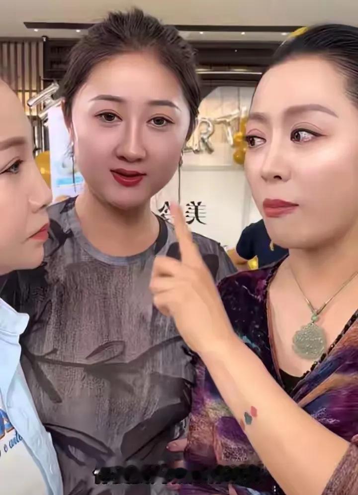 网友说小楠比婆婆温美玲还显老，貌似有点夸张，但女人显老有三个特征：温美玲出生