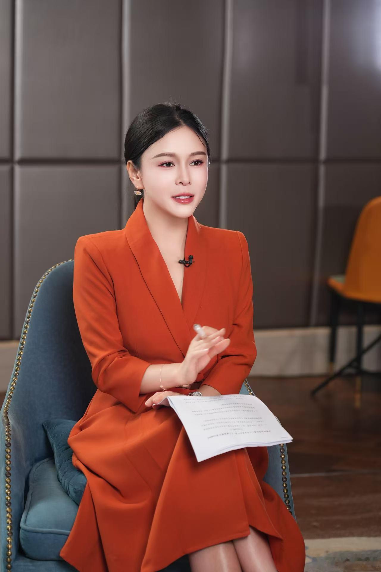 主持人刘美希最美外交主持人看刘美希主持外交场合，才懂什么叫“风华绝代”。