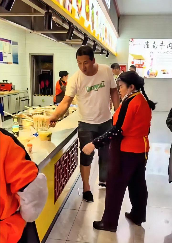 牛肉汤没牛肉，20块钱一碗给大哥吃急眼了。近期一高速服务区，某司机大哥点了一碗