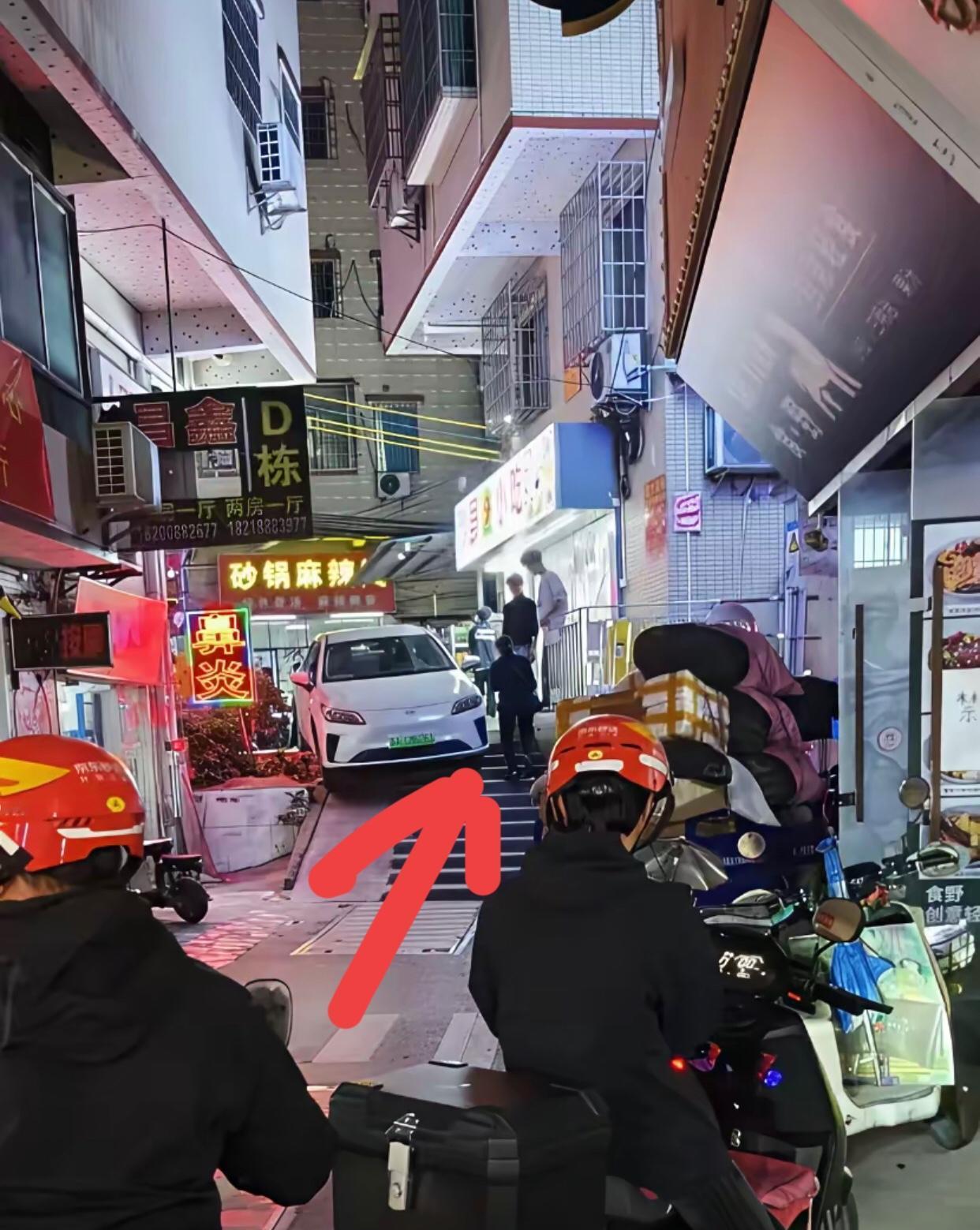 这位乘客还真把自己当上帝了！这种情况你顾着下车走人，叫司机怎么办，你提前下车走几