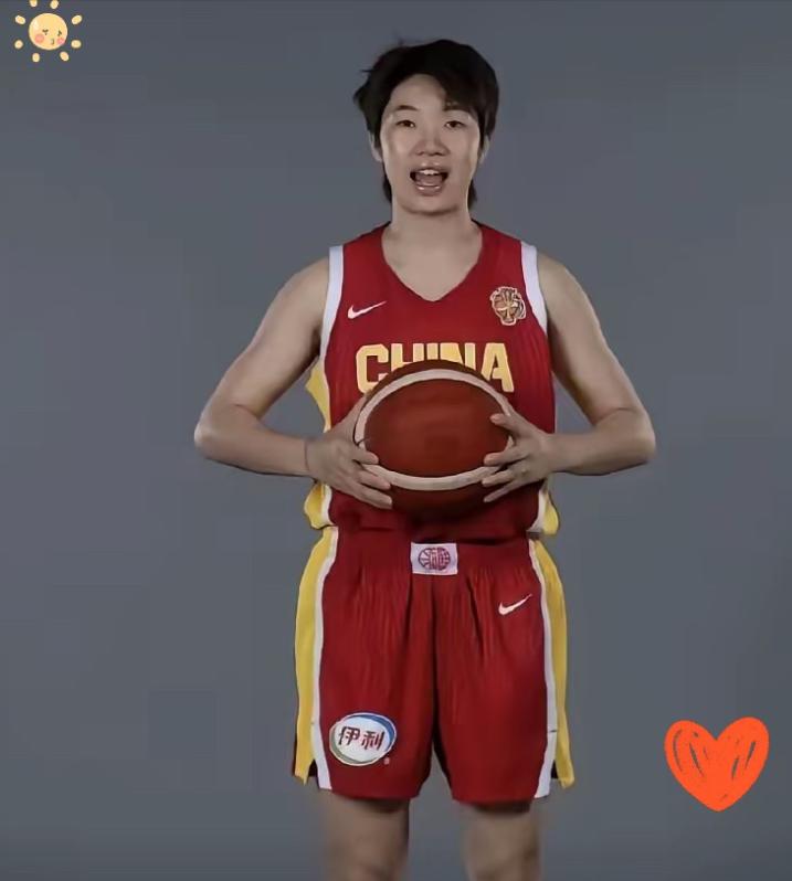 李月汝因故无缘本届女篮世界杯，让不少球迷倍感遗憾。而中国女篮公布的新队长人选引发