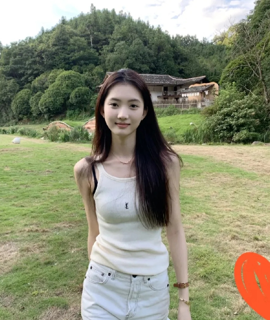 和女朋友热恋一年多了，连亲亲都不行，就只能抱抱！每次我想再进一步，她就跟防贼似的