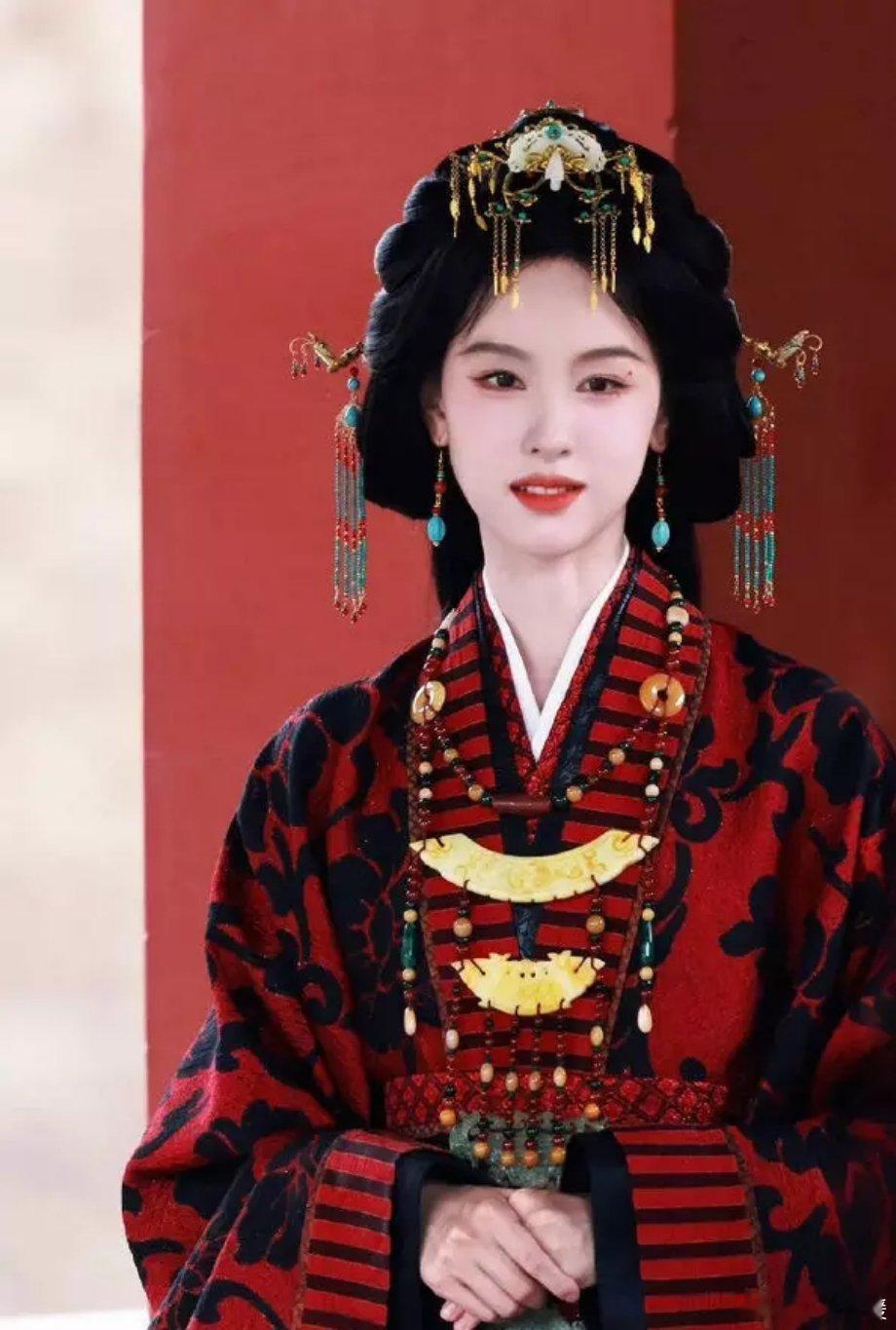 陈都灵穿一身红色襦裙雍容华贵超高发髻显气场超强​​​