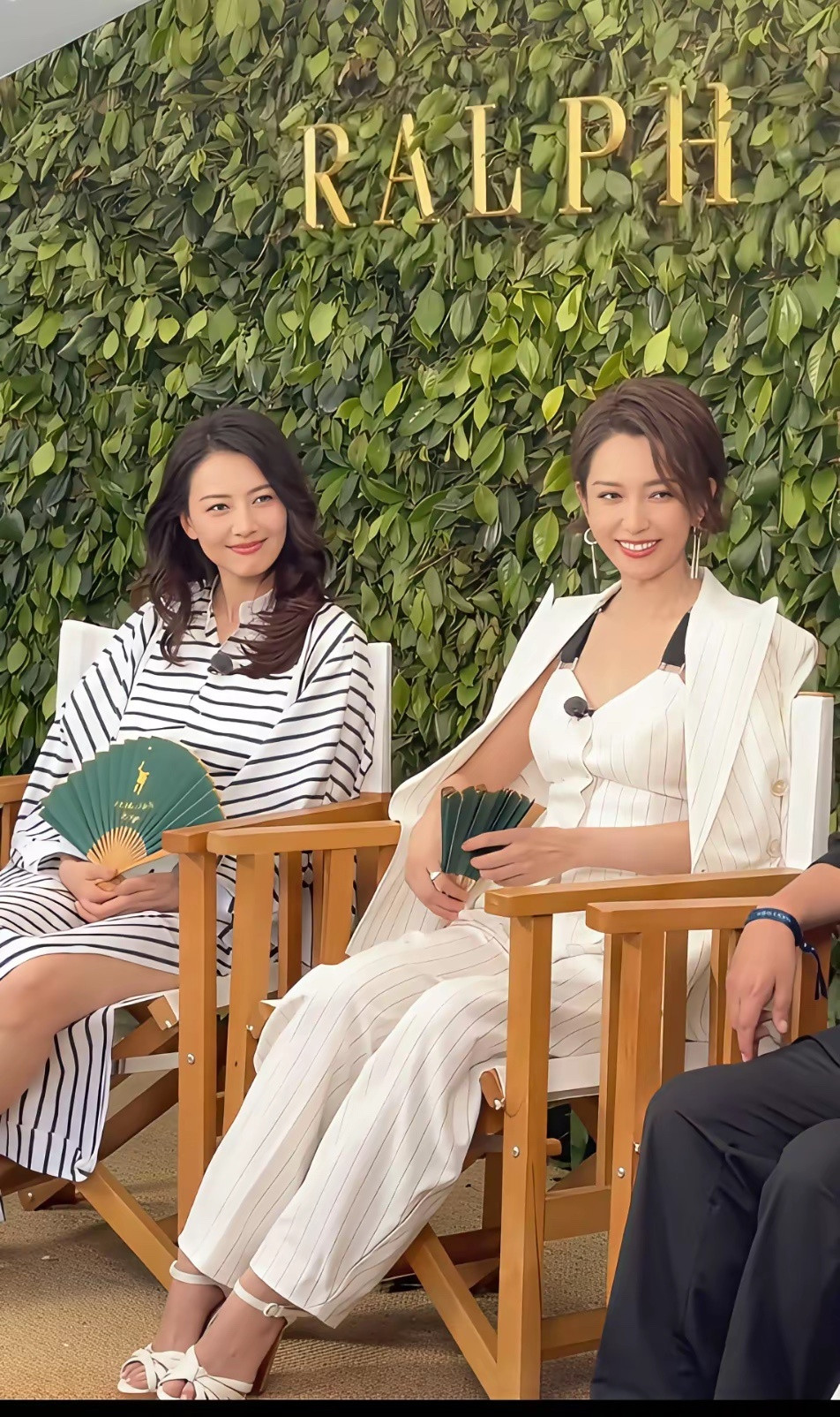 高圆圆自然老去的脸看起来确实没有李冰冰的精修脸那么立体紧致，但是高圆圆的脸大气舒