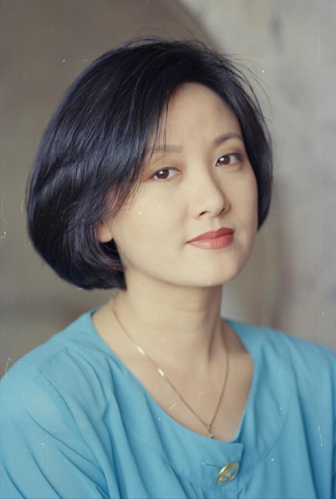 66岁的邓婕回成都选养老房，不问户型不问升值。只追着中介问两句：厨房台面够宽吗，