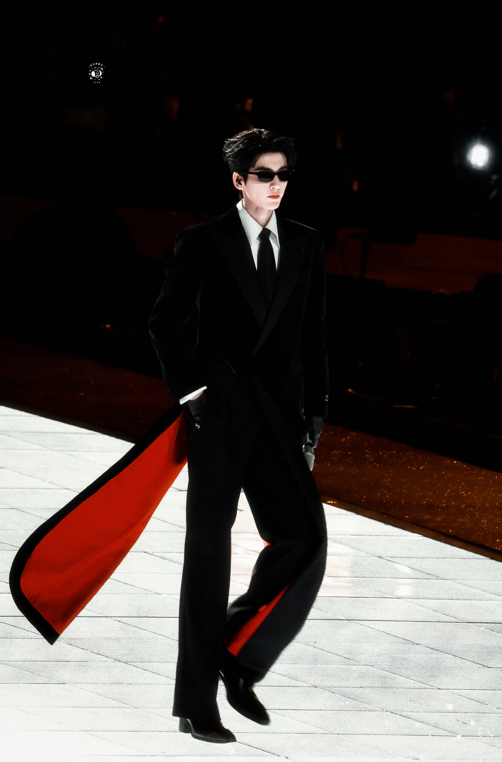 被张凌赫帅死了没开玩笑被张凌赫帅死了真的不是夸张！踩着专属进行曲登场的他，是