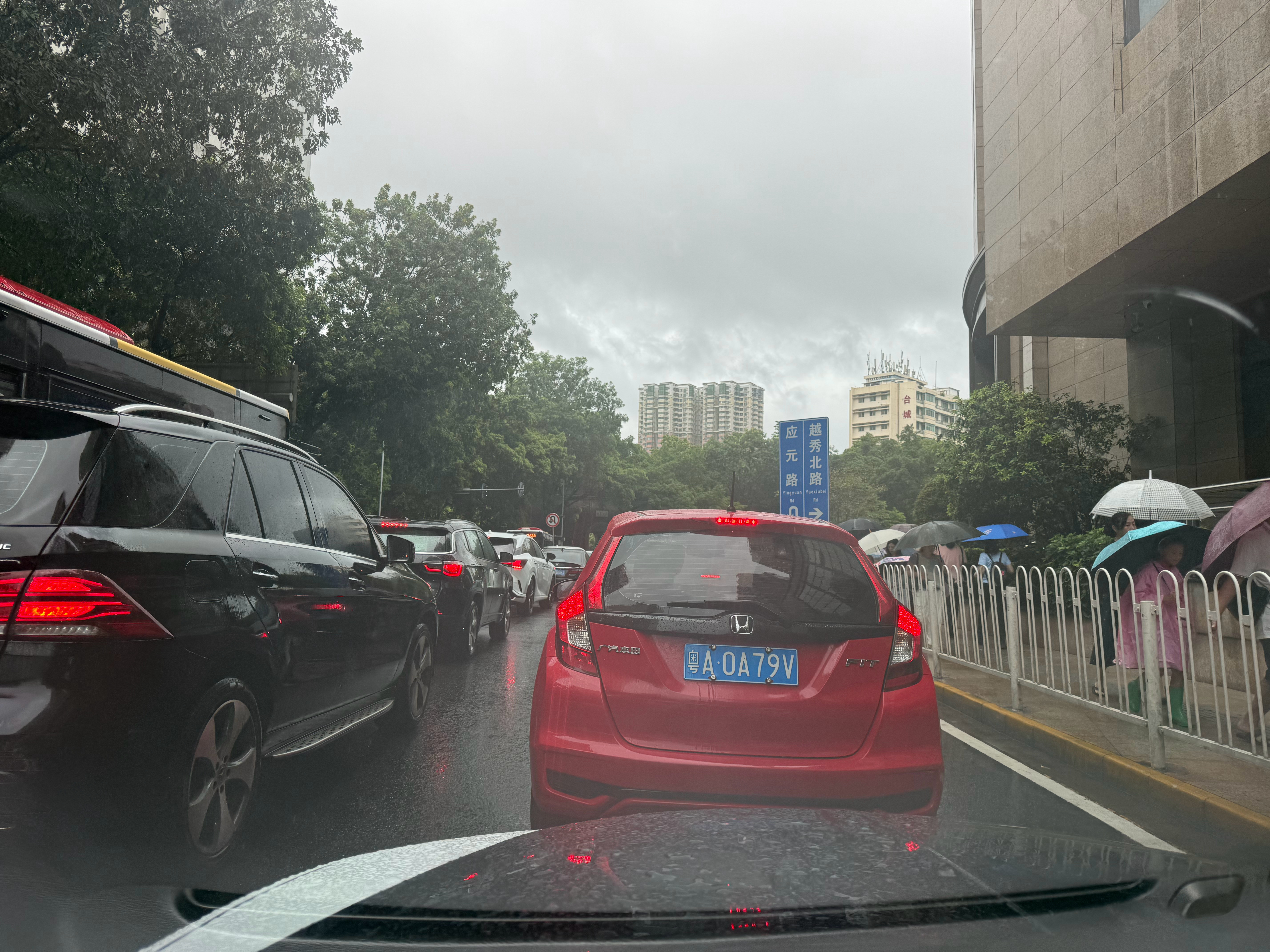 为什么一下雨，就堵车？​​​