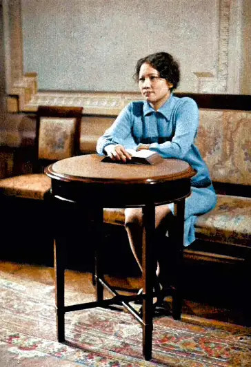 历史知识1936年冬天，教员找宋庆龄借五万美元以解红军之危。宋庆龄直接卖房筹钱