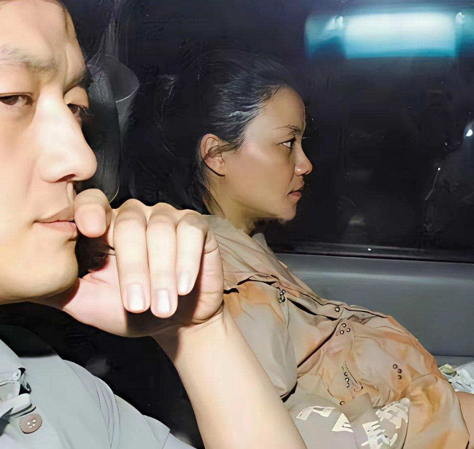 李亚鹏自拍，王菲入镜。原来明星怀孕时期，脸色也是黄黄的​​​