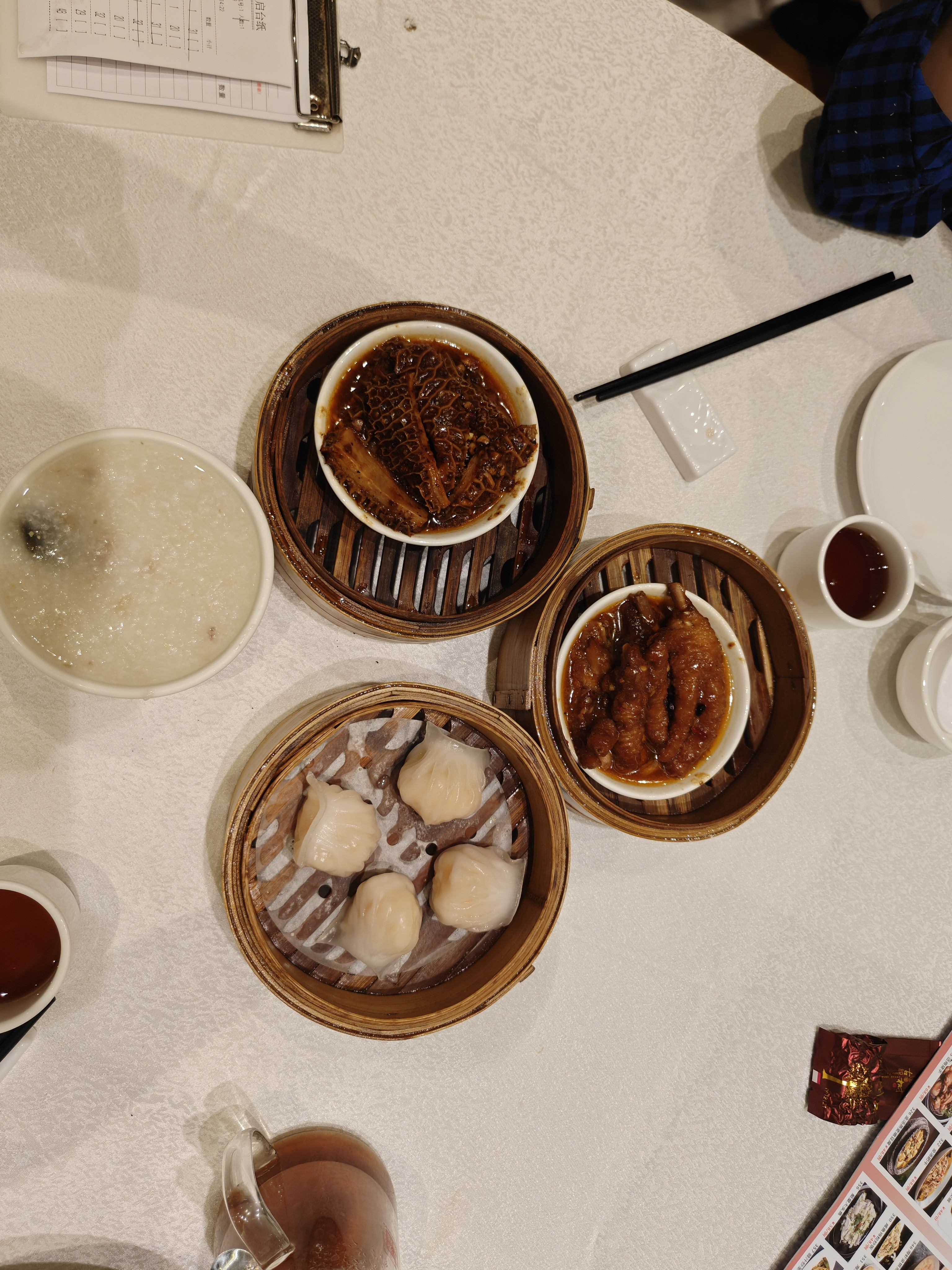 每次来广州都得吃顿早茶感受一下本地人的慢节奏生活就是这个菜单不是很习惯价格都得一