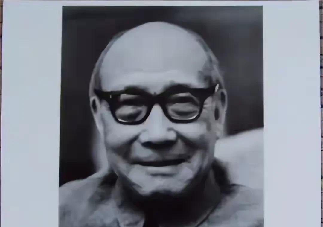 1974年秋，秦城监狱里，76岁的屈武正在低头劳动。一名看守快步走到他身边，压低