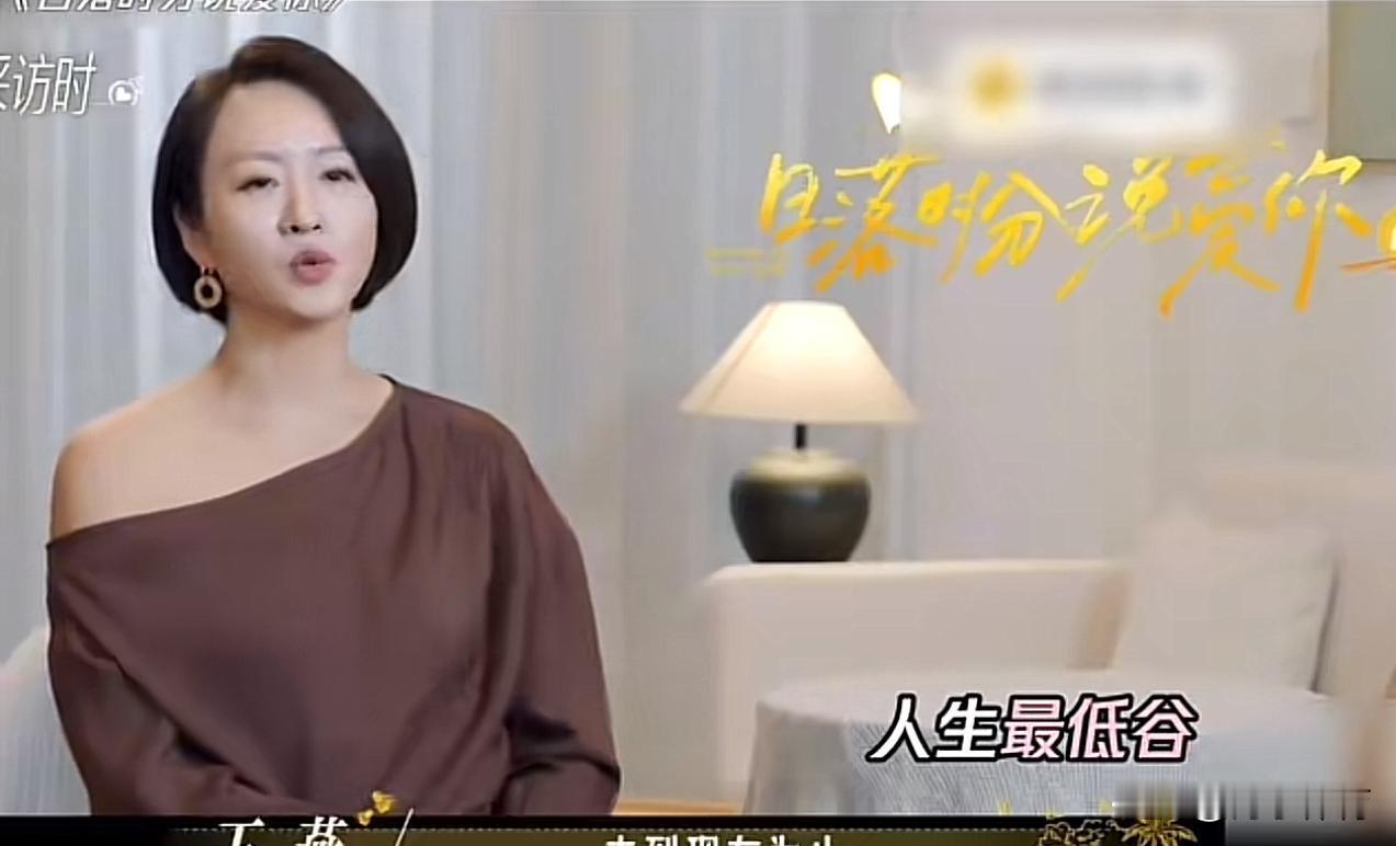 她领奖时突然呕吐，主持人递来的不是奖杯是塑料袋。王燕在事业巅峰期发现自己怀孕，