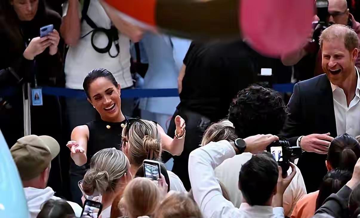 不愧是“天生的演员”，梅根这表情，夸张得像在演技！开怀大笑！拥抱观众！恩爱日常