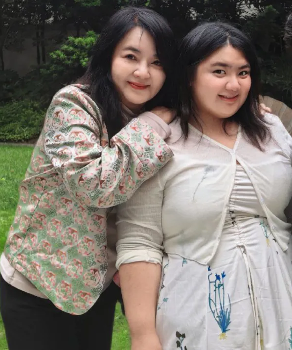 胡慧中现身上海，她与在当地实习的女儿团聚，母女俩还一起参观了周璇的故居网友们看