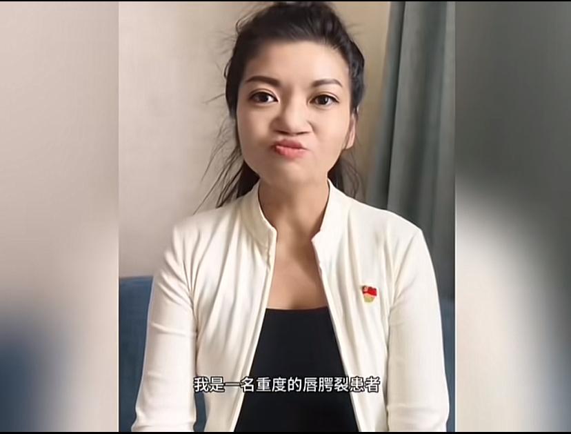 嫣然基金会受益女孩发声，她为这个项目正名。女孩是一位重度唇腭裂患者，虽然修复了，