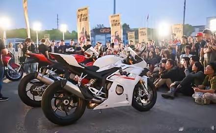 我发现一个特别拧巴的事：张雪嘴上说不要，身体比谁都诚实……他一边说“我不希望