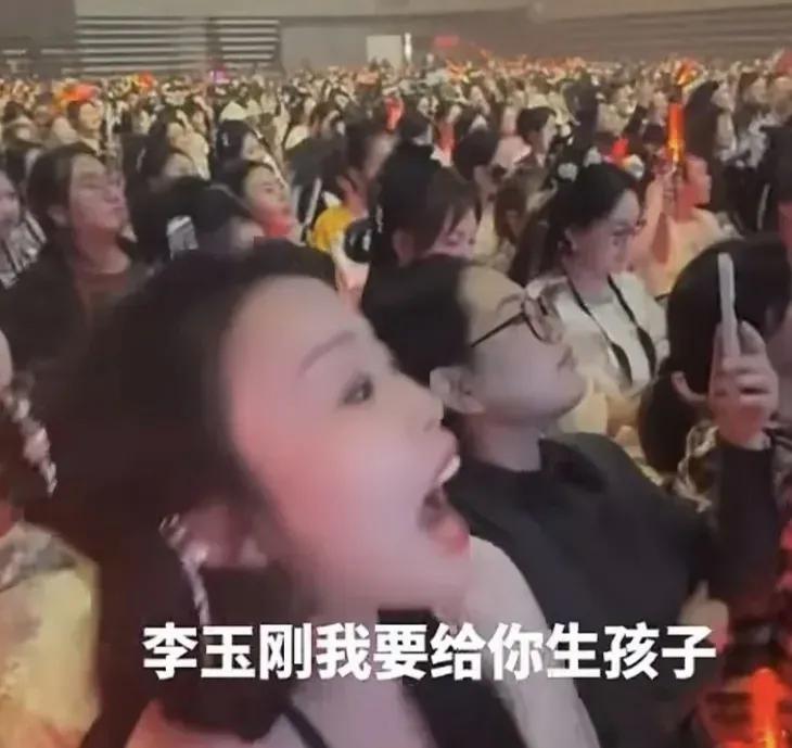 草帽姐咋这么疯癫？网传草根歌手草帽姐近日搞了一个疯癫的举动，她竟然在李玉刚杭
