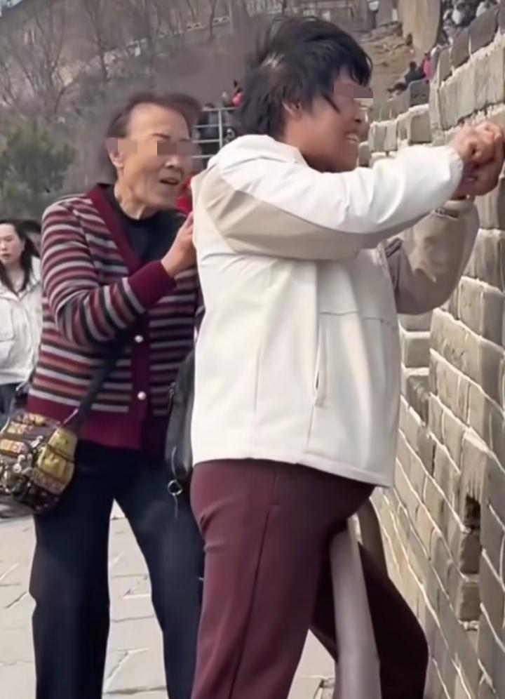 龇牙咧嘴的在长城上刻字，要付出多大代价？近期两个老姐妹去长城旅游，好不容易出