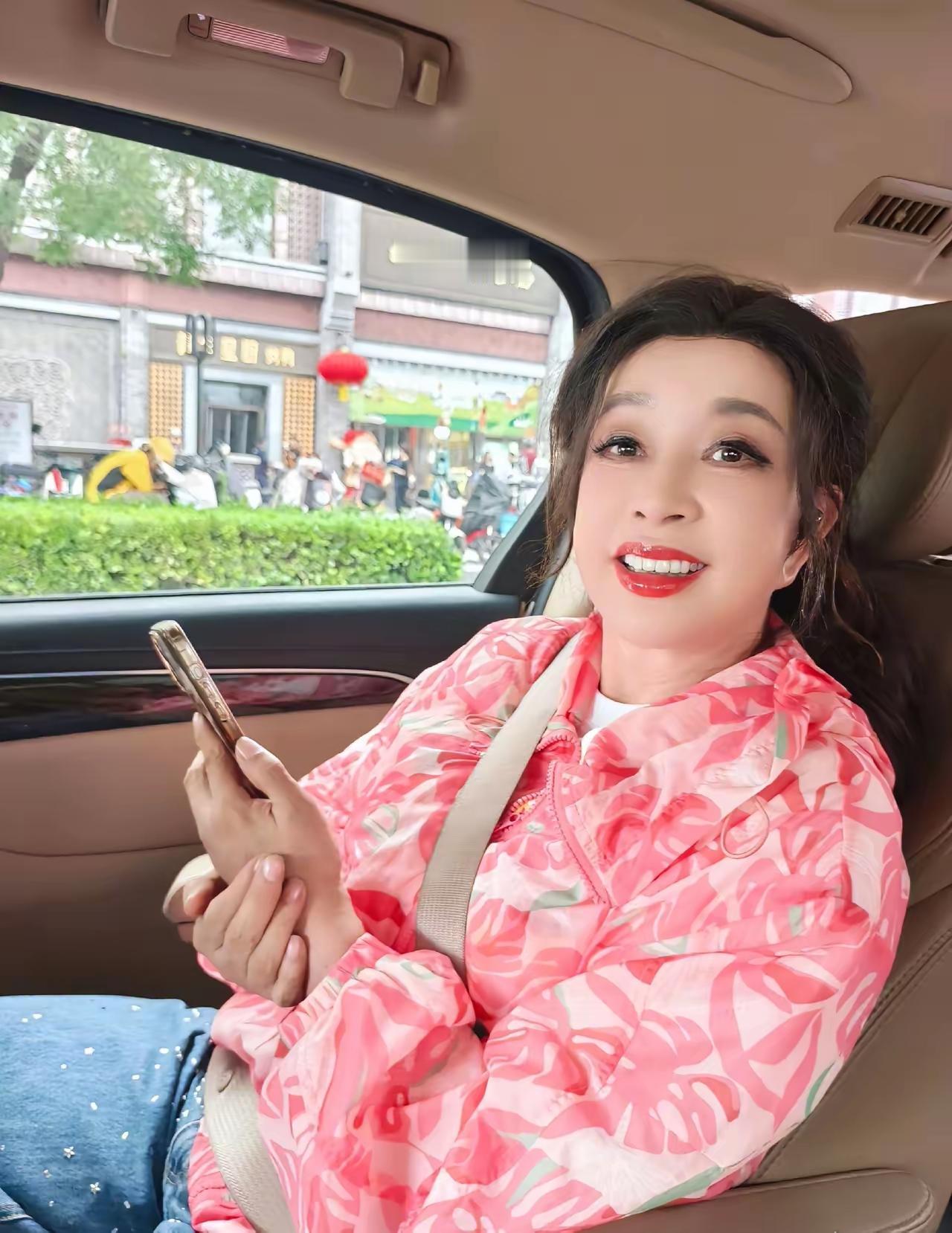 这是刘晓庆老师在端午节发布的新照片。怎么看都不像是75岁的人。她实在是太漂亮、太