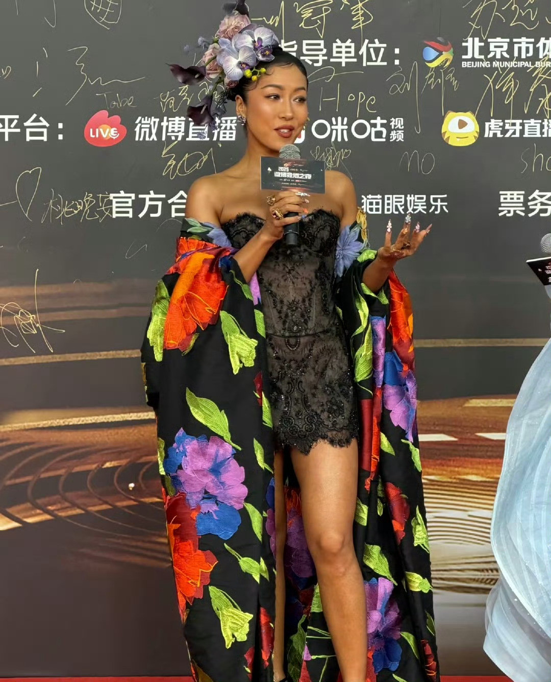 哈哈哈哈哈也是很形象的比喻了，这么五颜六色的造型也只有吉克隽逸能驾驭了吧