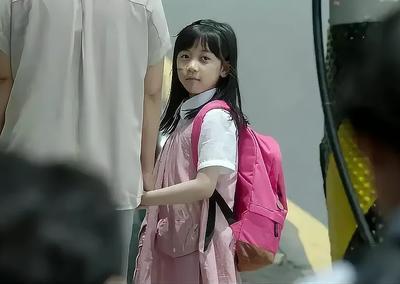 湖南衡阳icon，6年级女生告诉家长，校长徐某某亲吻自己，家长大惊，立即到学校里