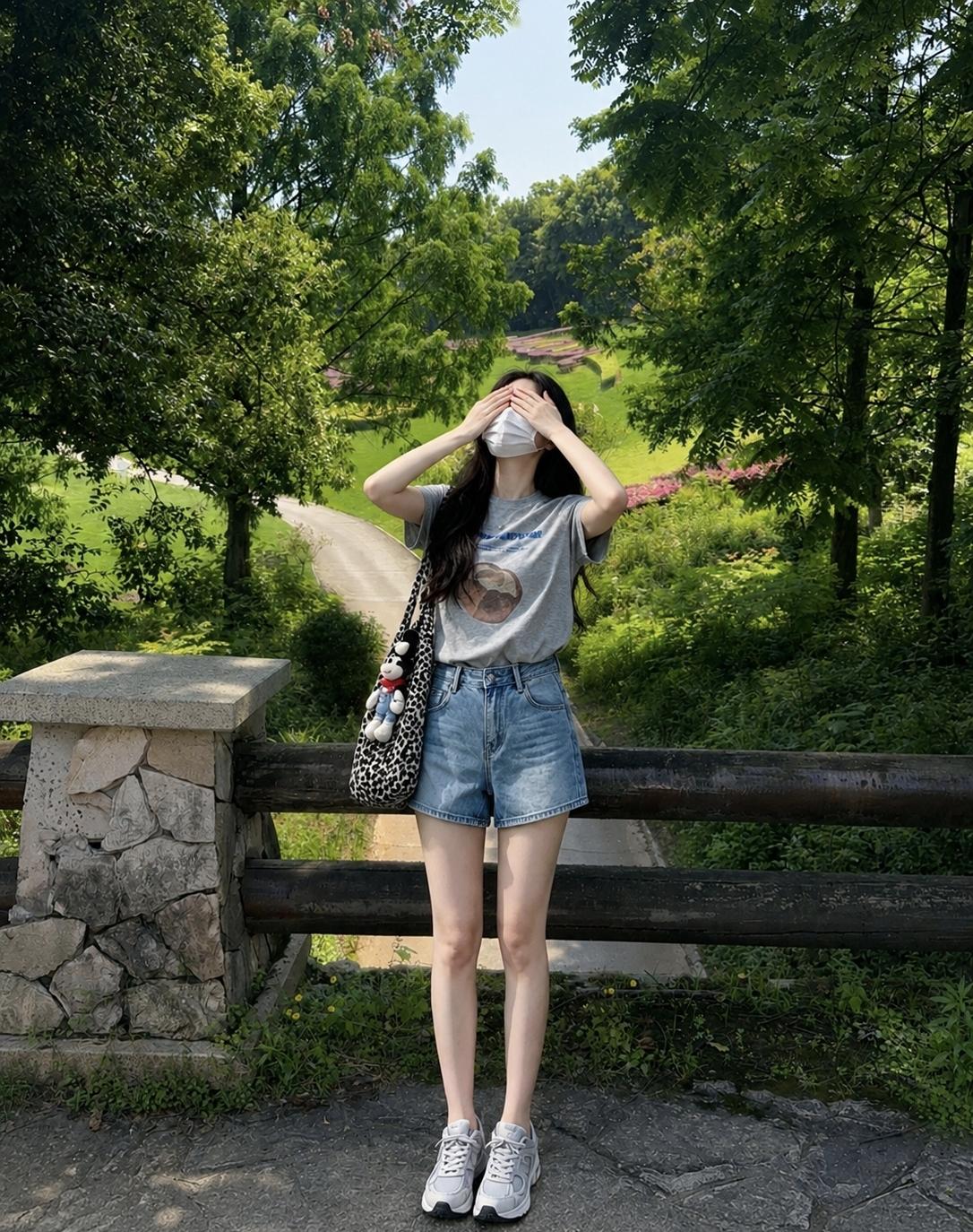 阳光明媚的公园里，少女戴着口罩，享受美好时光。