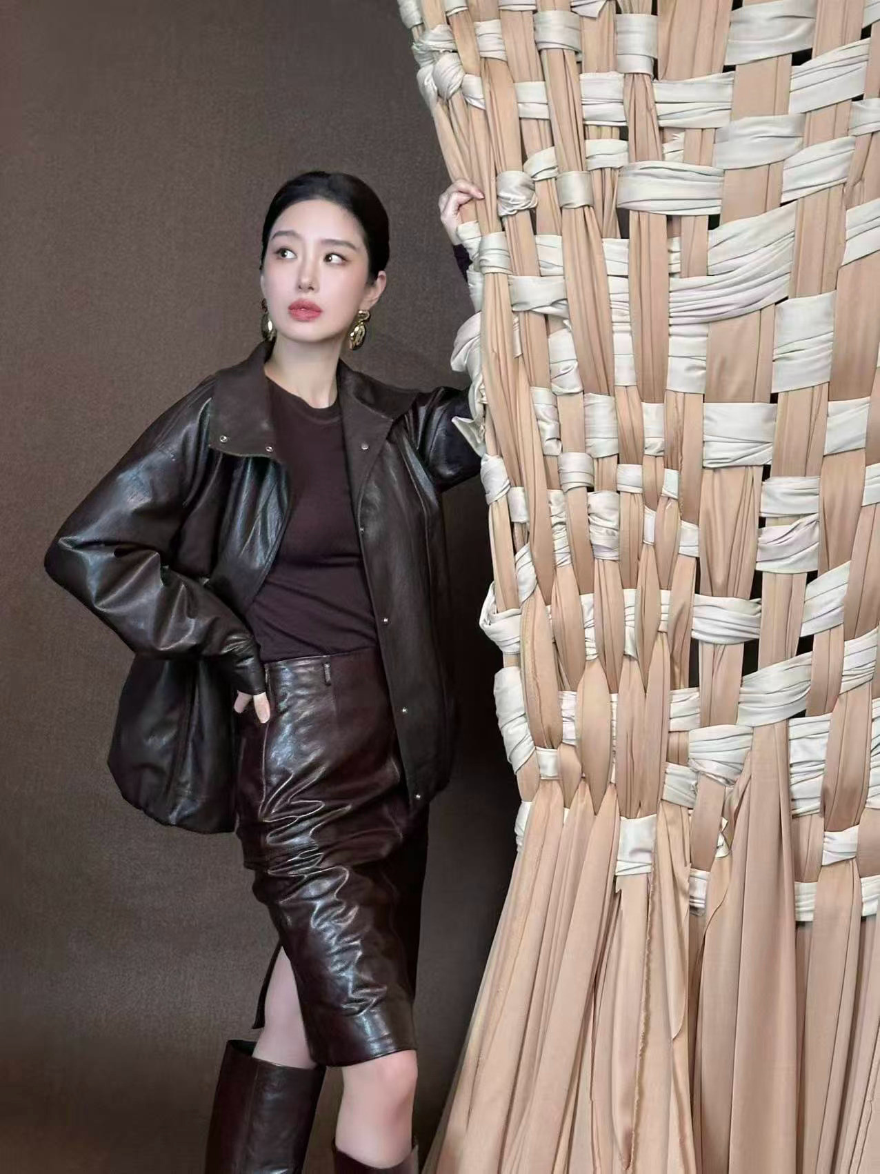杨采钰好小的一颗头这身复古皮革造型和盘发适配度好高，杨采钰那个头身比真的很美啊