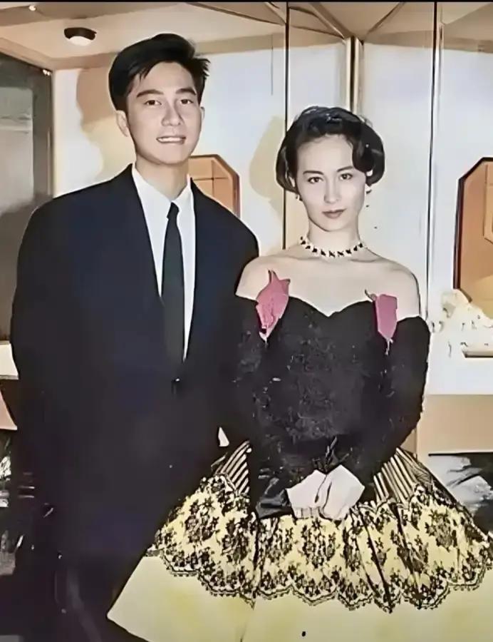 何超琼二十年前穿的那套浅色绣花中式上衣，这两天被网友扒出来和2008年婚礼上的礼