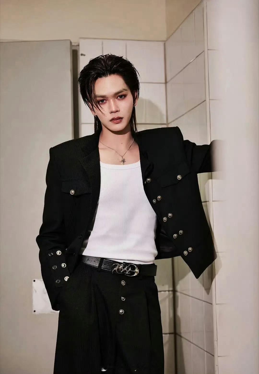 我寻思着内娱的丑男也挺多的，内娱没丑男给她们追呀