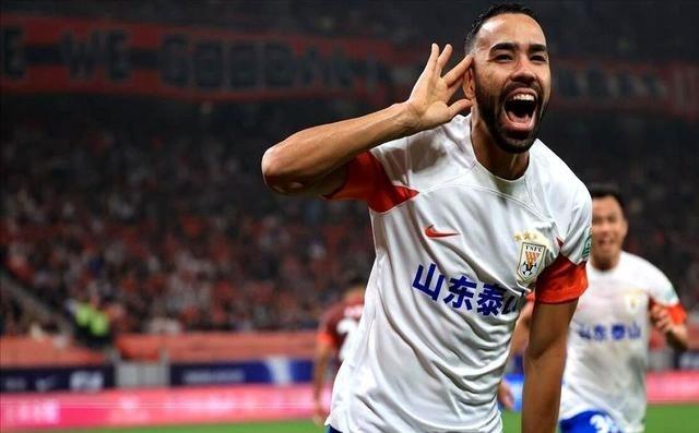 韩鹏把话挑明了，德尔加多再敢散步，就滚出泰山队。8年了，这最后通牒够狠。韩鹏退