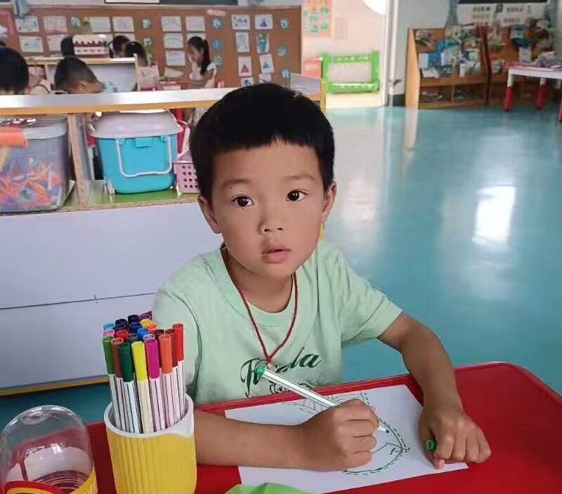 今天带儿子坐高铁，我只买了一张票，检票的时候，工作人员问我，小孩多大，我说快八岁