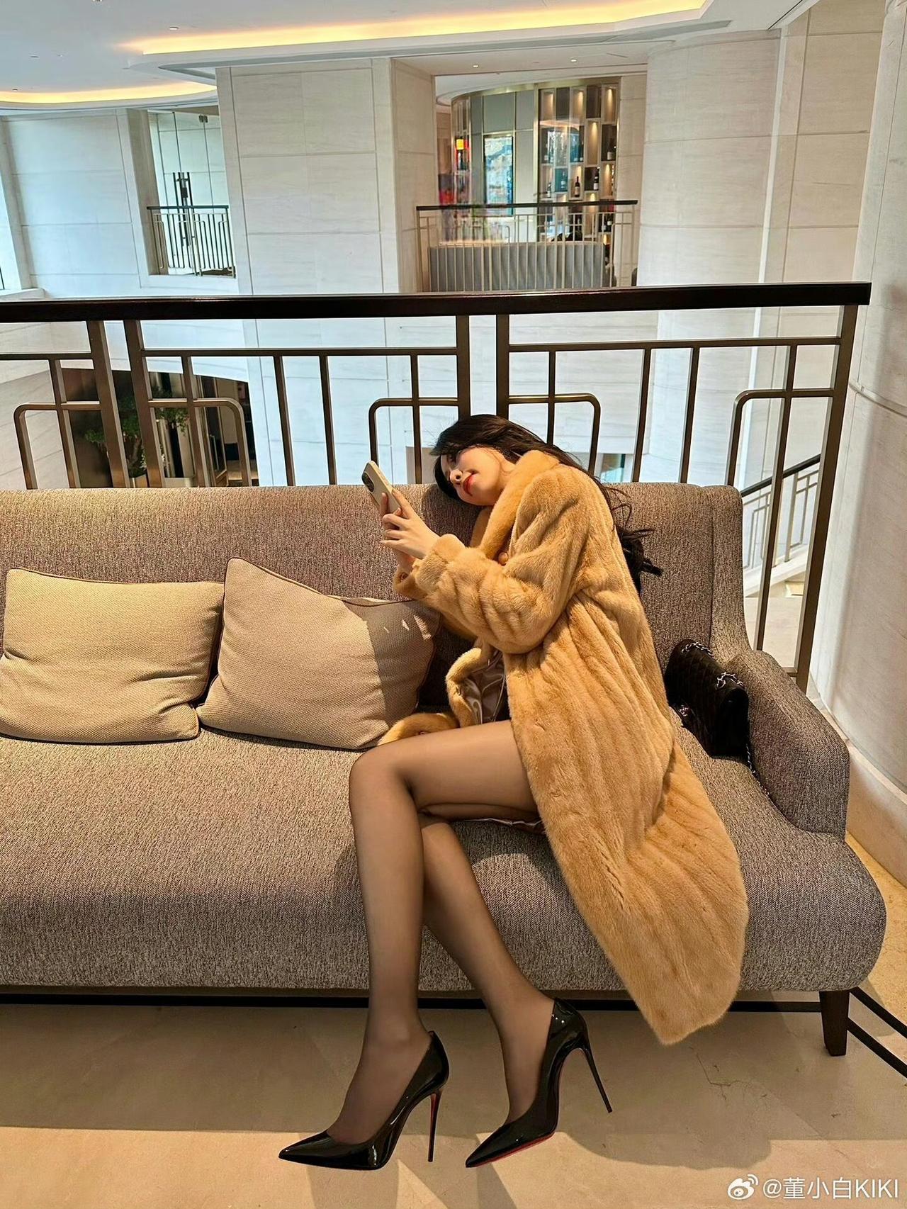 可惜梅花各心事，南枝向暖北枝寒。今日穿搭(ootd)红底高跟鞋​​​