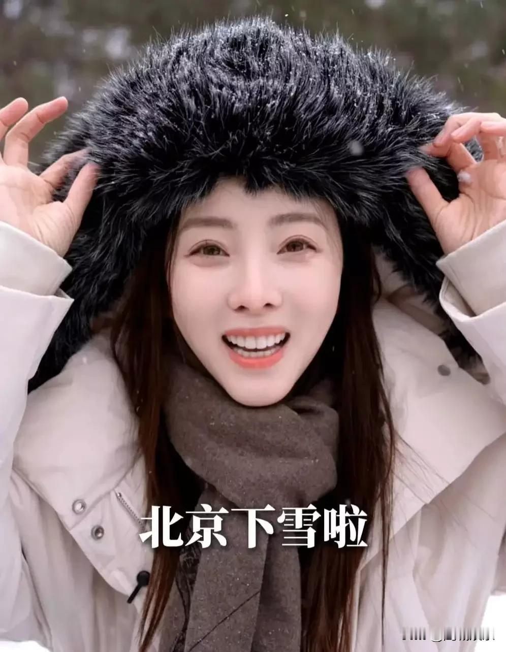 李思思雪地大片刷屏！37岁甜妹玩雪像初中生，冻龄密码被扒。央视主持李思思雪地照