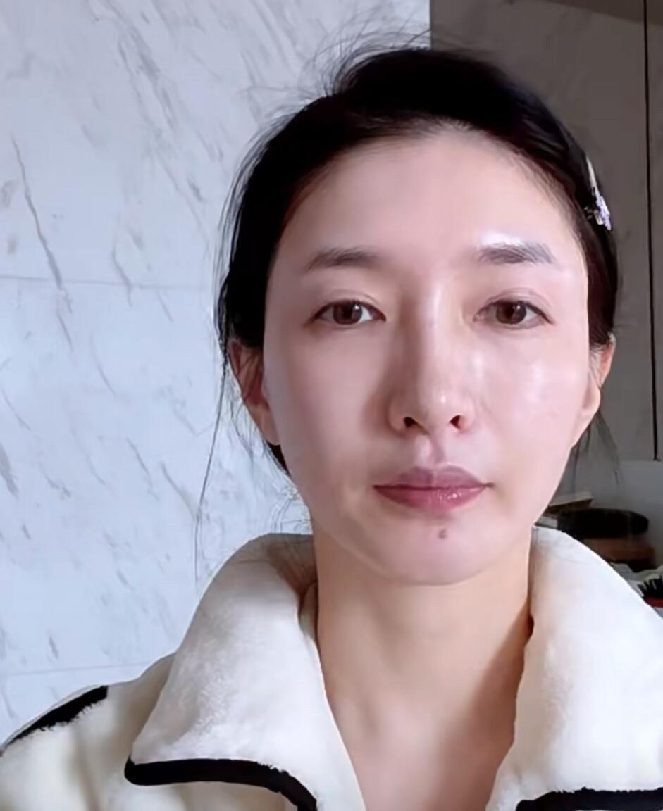 不化妆，不精修，江疏影看起来都是路人了，不过她的素养状态下的皮肤真好，又白又嫩。