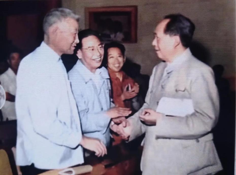 ＃记录我的2025＃这是上世纪五十年代，毛主席在某次会议的间隙间与三位爱将亲切