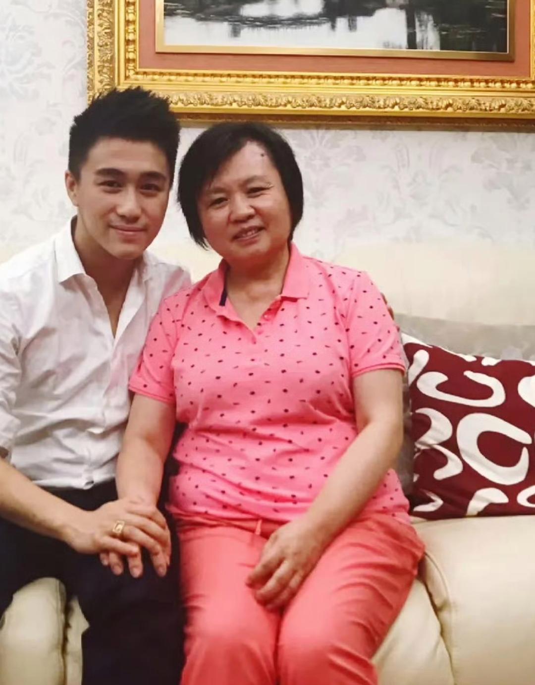 何猷君的保姆也被接到法国，参加了他的婚礼！她坐在奚梦瑶妈妈旁边，而且还是第一排，