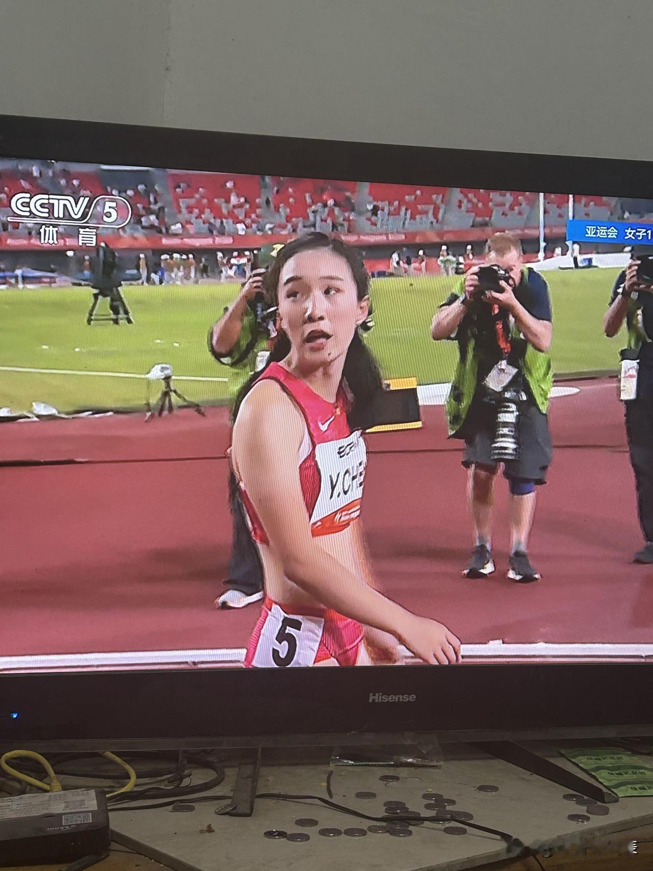 小孩姐不愧是小孩姐，在刚刚结束的亚运会女子100米决赛中，中国选手小孩姐陈妤颉一
