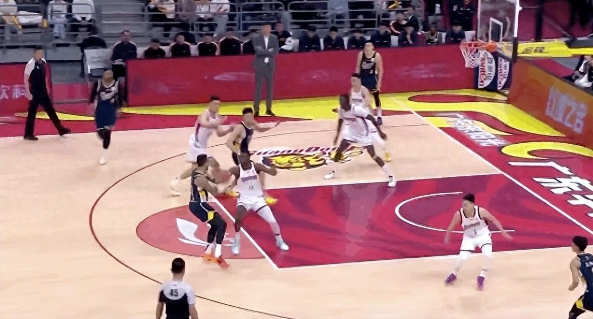 迪亚洛羞辱裁判！王少杰7中7砍17分胡明轩11分广东擒山西夺3连胜CBA常