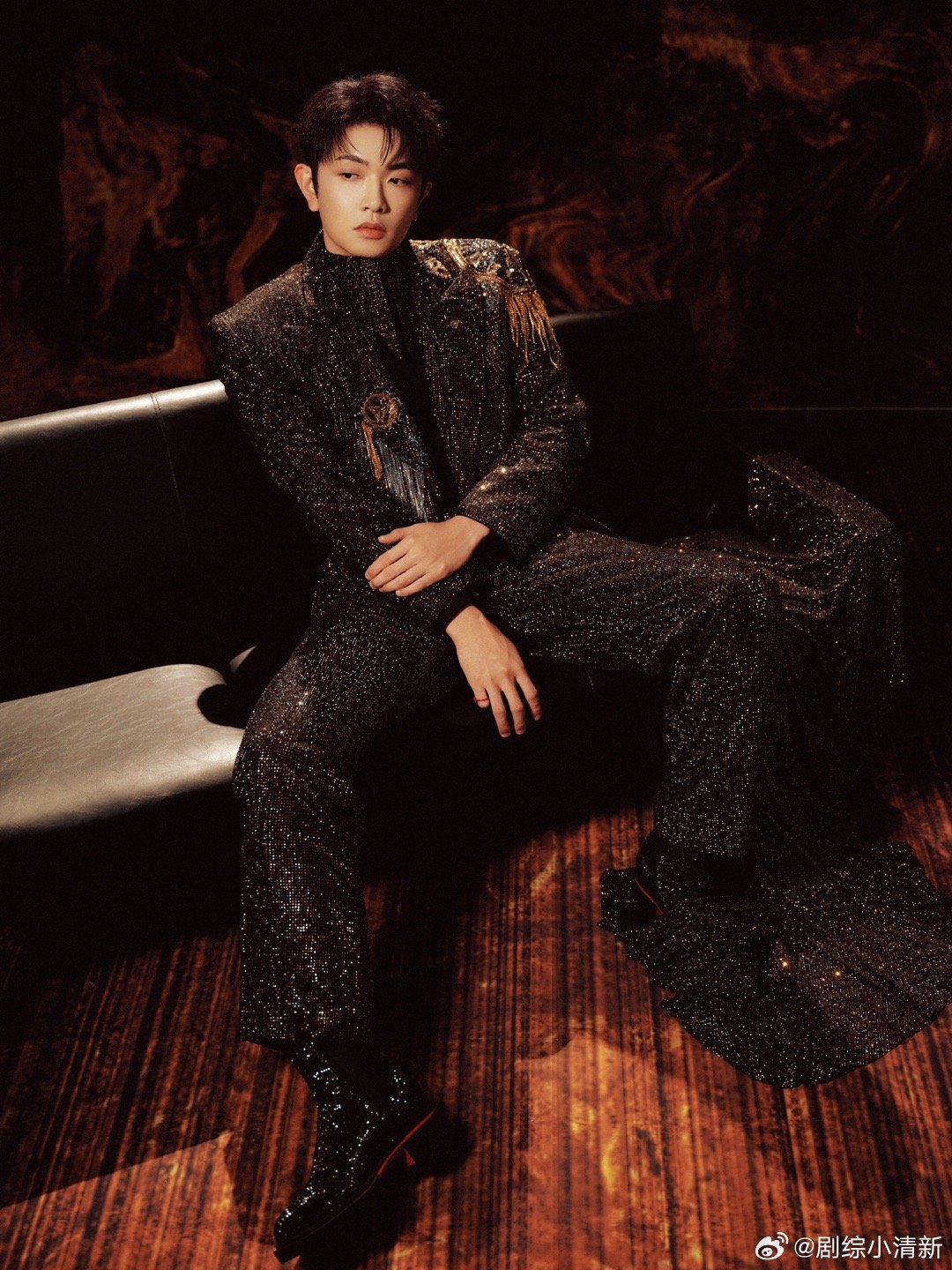 颜人中杭州场原来清唱可以这么有力量。设备维修时，颜人中一首接一首地唱，台下渐渐