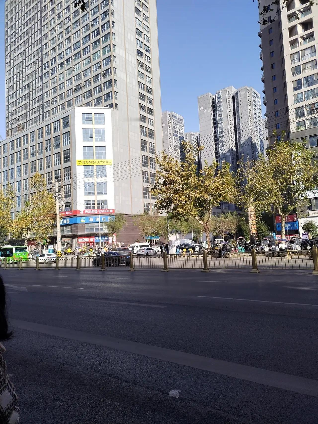 当然，以下是一篇关于男子信用卡套现超850万被判缓刑的新闻评论稿，表达对事件的看