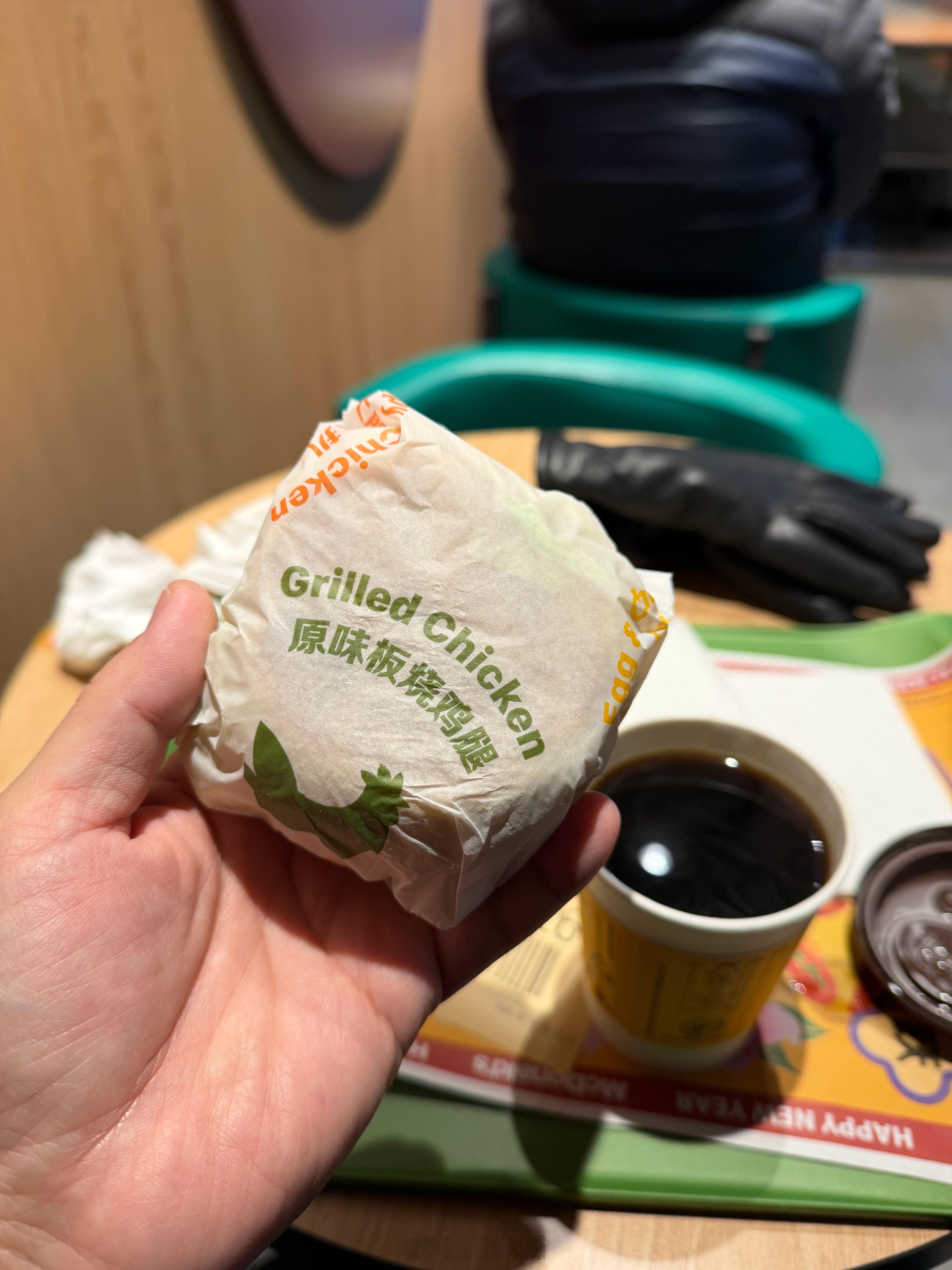 好家伙，现在麦当劳的鸡腿堡这么小