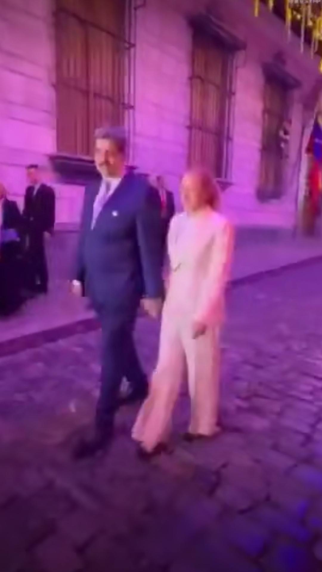 大战来临，马杜罗为何不惊慌？马杜罗携夫人在首都街头悠闲散步，路灯朦胧的光打在他