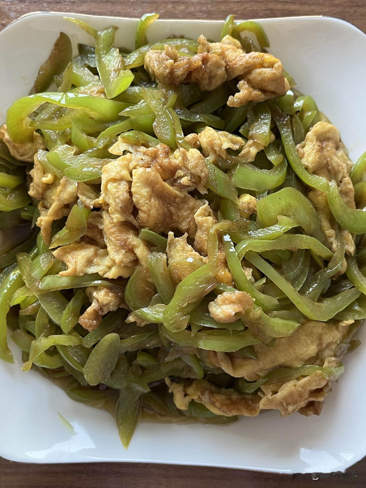 好友们晚上好！春安吉祥，晚餐香香！今天的晚餐：辣椒炒鸡蛋红烧排骨窝头红薯