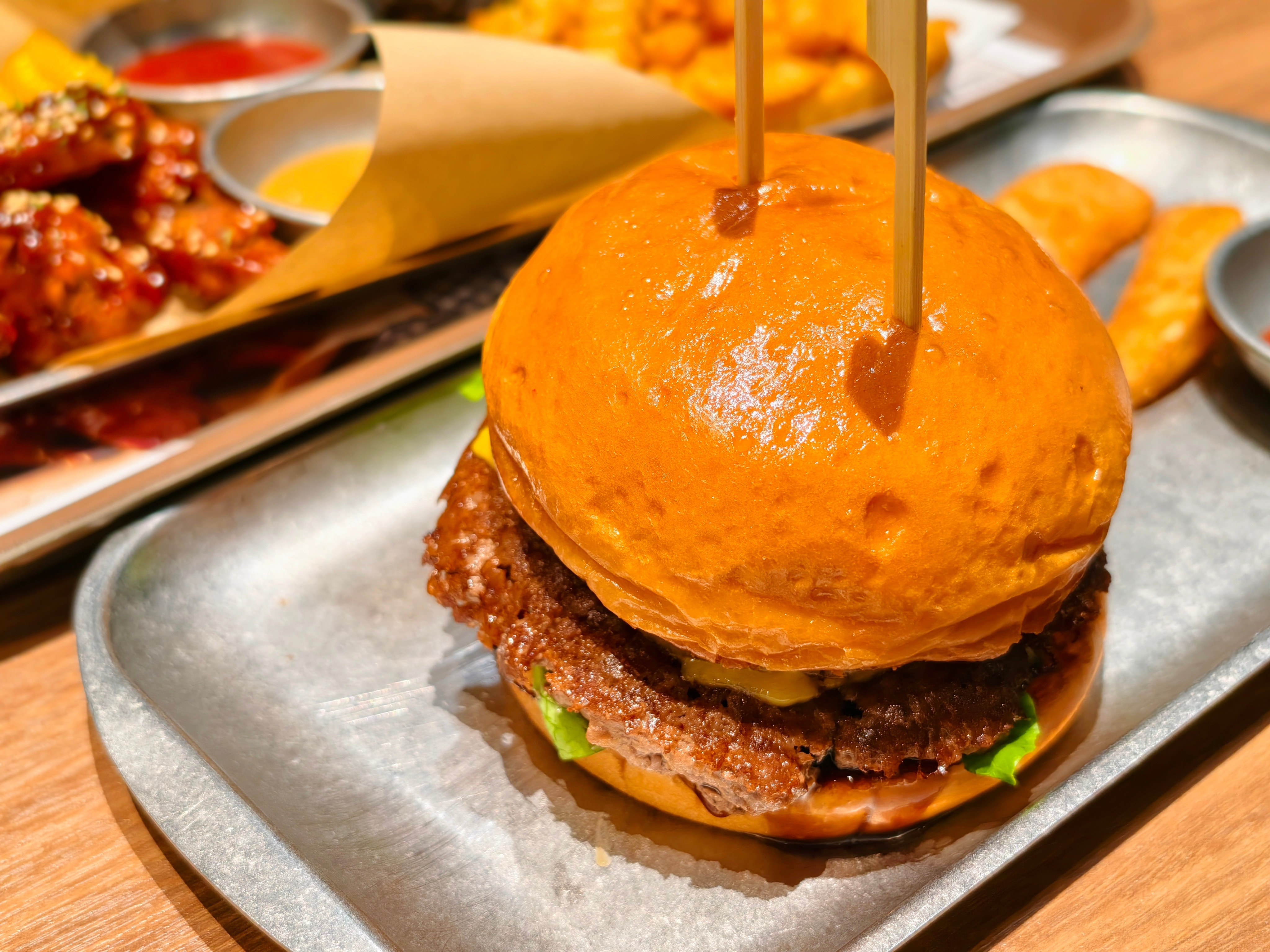 魏家凉皮汉堡魏家凉皮的凉皮一般，但汉堡绝对物超所值，第一次吃差点没干完